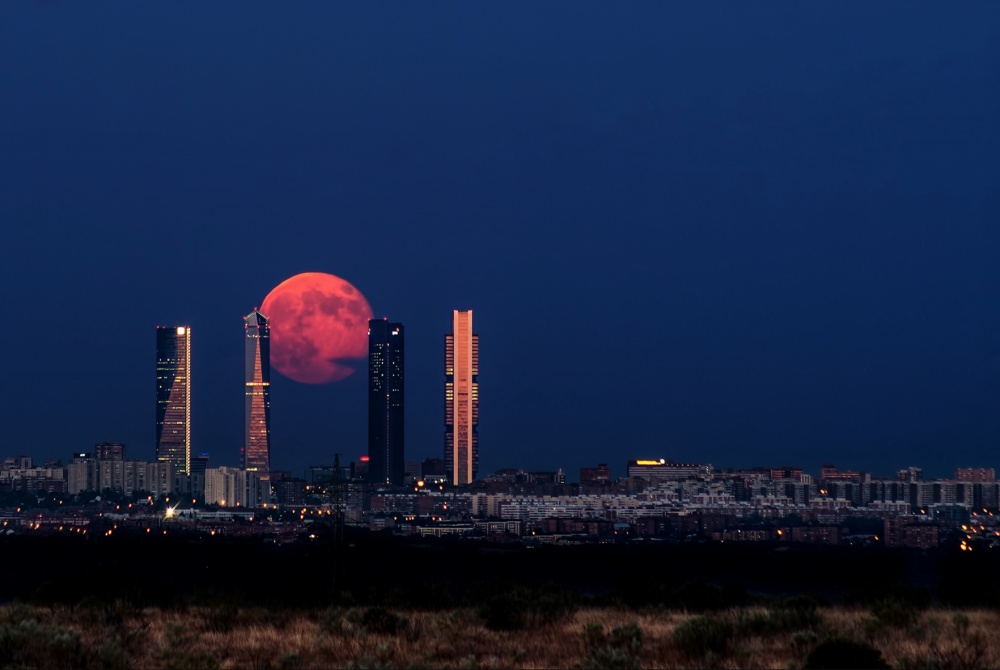 Восходящая луна над Мадридом
