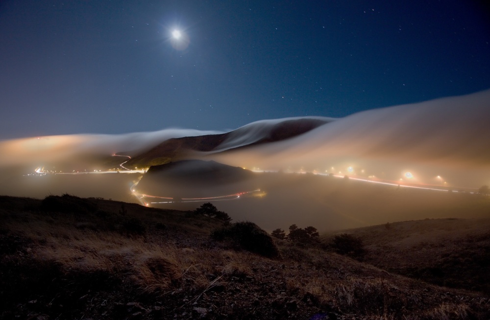 Ночной туман в Саусалито, Калифорния, США