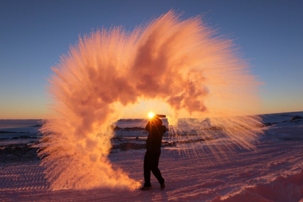 разлить горячую воду в Антарктиде