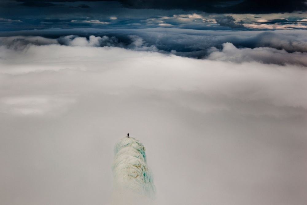 Альпинист стоит на вершине горы в Исландии