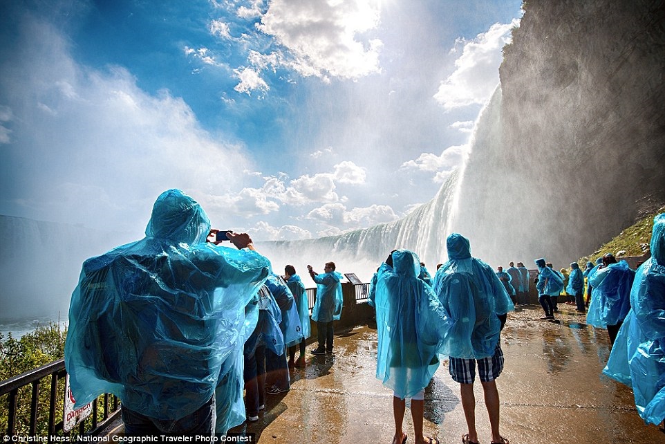 Туристы возле Ниагарского водопада 